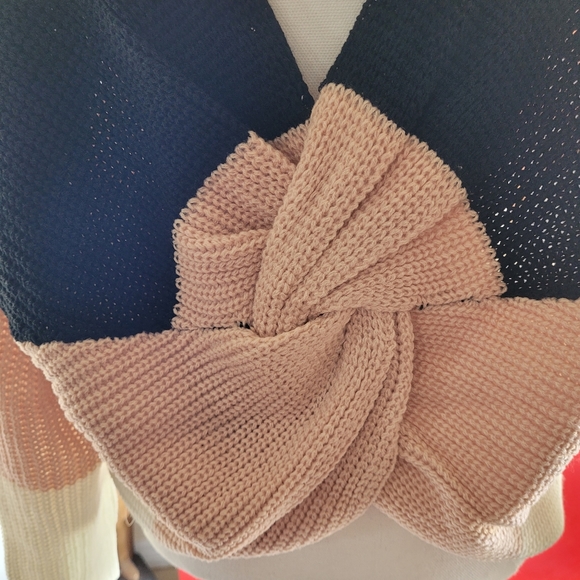 V neck block sweater with twist back (stitch imperfection) - Picture 3 of 5